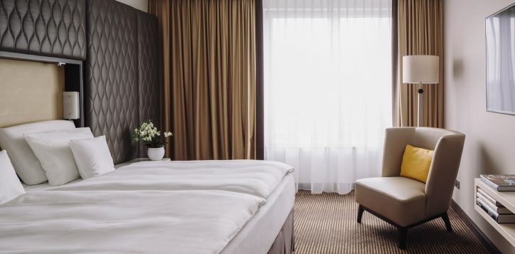 pullman_berlin_schweizerhof_deluxe_suite_02-2-2