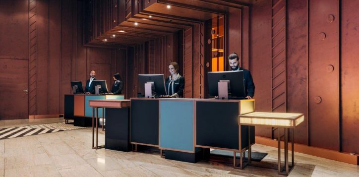 pullman_berlin_schweizerhof_reception_desk1-2